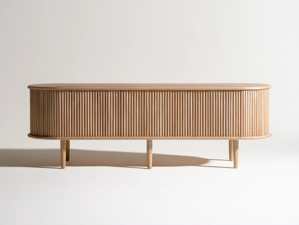 Owalna szafka RTV z ryflowanym frontem, jasny dąb, 180 × 45 × 55 cm